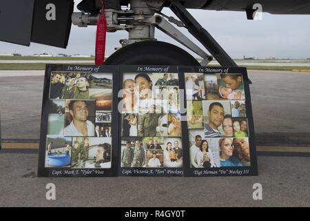 Foto Collagen von Kapitän Markus Voss, Kapitän Victoria Pinckney und Technischen Sgt. Herman Mackey III, sitzen auf der Anzeige gegen das Fahrwerk einer KC-135 Stratotanker während einer Gedenkveranstaltung zu Ehren der gefallenen Besatzungsmitglieder Mai 3, 2017, in Incirlik. Voss, Pinckney und Mackey wurden 22 Auslandseinsätze der 376 Air Expeditionary Wing Air Refuelling Squadron zur Unterstützung der Operation Enduring Freedom, wenn die KC-135 Stratotanker, Rufzeichen Shell 77, im nördlichen Kirgisistan abgestürzt eingesetzt. Stockfoto