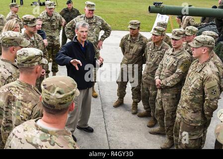 Acting Secretary Of The Army Robert M. Speer im Gespräch mit US-Soldaten mit 66th Armor Regiment, 3rd Brigade Combat Team, 1. Bataillon, 4. US-Infanteriedivision bei der Eröffnungsfeier des starken Europa Tank Challenge (SETC) in Grafenwöhr Training Area, Deutschland, 7. Mai 2017.  Den SETC ist durch die US-Army in Europa und die deutsche Armee, 7.-12. Mai 2017 Co-Gastgeber. Der Wettbewerb wurde entwickelt, um eine dynamische Präsenz-Projekt, militärische Partnerschaft zu fördern, Förderung der Interoperabilität und bietet eine Umgebung für den Austausch von Taktiken, Techniken und Verfahren. Züge aus sechs Nationen der NATO und Partner befinden sich in Stockfoto