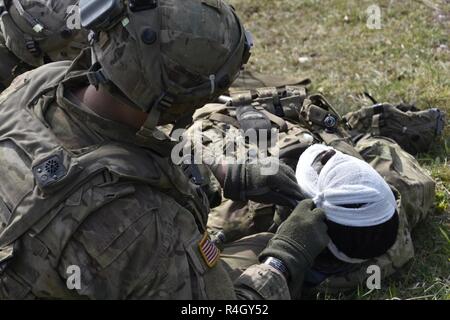 Soldaten, Eisen-Truppe, 3. Staffel, 2d Kavallerie-Regiment Verhalten Land Operationen während Saber Junction 17 im Hohenfels Trainingsbereich, Deutschland, 6. Mai 2017 zugewiesen. Säbel-Kreuzung ist die US Army Europe Kampftraining Zentrum Zertifizierung Übung für 2CR, statt an den Joint Multinational Readiness Center in Hohenfels, Deutschland, April 25-Mai 19, 2017. Die Übung soll die Bereitschaft des Regiments, einheitliches Land tätig, mit Schwerpunkt auf den Übergang von der Garnison gegen Operationen, probt und Ausübung der betrieblichen und tactica Stockfoto