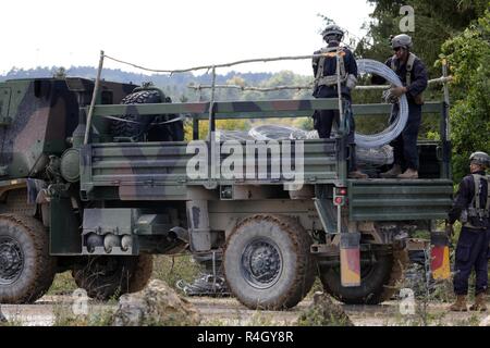 Soldaten aus der 119 Sapper Company, West Virginia National Guard, Concertina wire in Vorbereitung entlasten für Praktika in Hohenfels training Bereich. Die 119 ist ein Teil der gegnerischen Streitmacht, die den Feind während der Übung Szenarien simuliert. Sabre Kreuzung 18 Ist der 173Rd Airborne Brigade Combat Training Center Zertifizierung statt auf der Grafenwöhr und Hohenfels Ausbildung Bereiche, Sept. 4 bis Okt. 1, 2018. Die US-Army Europe - Geleitete Übung sollen die Bereitschaft der Feuerwehr unified Land arbeiten in einer gemeinsamen, kombinierten Umwelt durchzuführen, zu bewerten und zu Stockfoto