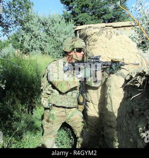 Ein Soldat aus dem 4., 9. Bataillon der Infanterie Regiment, 1 Stryker Brigade Combat Team, 4 Infanterie Division bietet Sicherheit, während auf Patrouille in Afghanistan, 26. September 2018. Soldaten oft Patrouillen durchführen zu lassen, die Einheimischen die US-Armee wissen ist hier, um Ihnen zu helfen und den Feind wissen zu lassen, dass wir immer noch zu kämpfen. Stockfoto