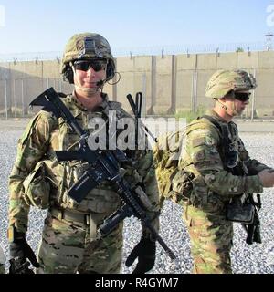 Ein Soldat aus dem 4., 9. Bataillon der Infanterie Regiment, 1 Stryker Brigade Combat Team, 4 Infanterie Division hält für ein Lächeln in die Kamera vor einer Patrouille in Afghanistan, 26. September 2018. Soldaten oft Patrouillen durchführen zu lassen, die Einheimischen die US-Armee wissen ist hier, um Ihnen zu helfen und den Feind wissen zu lassen, dass wir immer noch zu kämpfen. Stockfoto