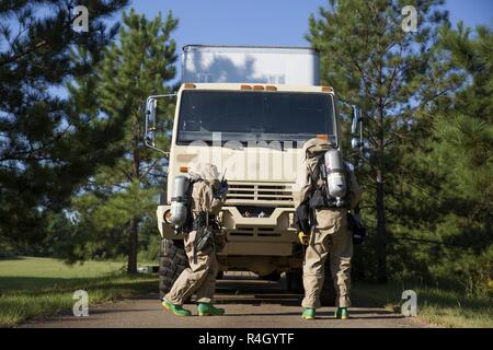 Us Marine Corps Sgt. Liebe Moorhous, Links, und Pfc. Devon Niedo, rechts, sowohl chemische, biologische, radiologische, nukleare Verteidigung (CBRN) Spezialisten mit Sitz Battalion, 2nd Marine Division, Verhalten während der Aufklärung abbauen Recon Bausatz und Outfits (DRSKO) Ausbildung an der Guardian Zentren in Perry, Ga., Sept. 17, 2018. Erweiterte DRSKO Ausbildung CBRN-Funktionen durch Bereitstellung von realistischen Szenarien ihre Gedanken und Techniken zu testen. Stockfoto