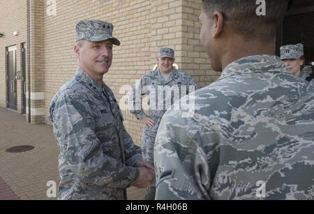 Us Air Force Generalmajor John M. Holz, Kommandant der 3. Air Force, spricht mit einem Flieger von der 423Rd Sicherheitskräfte Squadron bei seinem ersten Besuch mit den 501 unterstützen Flügel an RAF ALCONBURY, England an Sept. 27, 2018. Generalmajor Holz vor kurzem das Kommando der 3. Air Force Anfang dieses Monats. Stockfoto