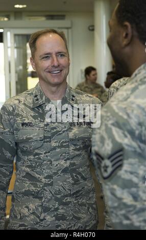 Us Air Force Generalmajor John M. Holz, Kommandant der 3. Air Force, spricht mit einem Flieger von der 423Rd medizinische Squadron bei seinem ersten Besuch mit den 501 unterstützen Flügel an RAF ALCONBURY, England an Sept. 27, 2018. Generalmajor Holz vor kurzem das Kommando der 3. Air Force Anfang dieses Monats. Stockfoto