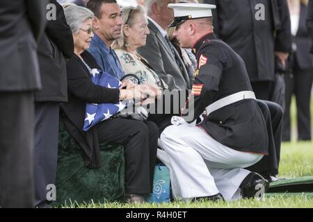 Amy Haus, Ehepartner von US Marine Corps Kapitän John Haus, erhielt die US-Flagge während Kapitän House's Funeral in Abschnitt 60 von Arlington National Cemetery, Arlington, Virginia, Sept. 27, 2018. Haus war Teil einer Gruppe Beerdigung Rückführung mit Lanze Cpl. John Killen, III; Cpl. Glyn Runnels, Jr.; und Lance Cpl. Merlin Allen, allen US Marine Corps, sowie U.S. Navy Hospital Corpsman Michael Judd. Von der Verteidigung POW/MIA Accounting Agentur News Release: Juni 30, 1967, Haus wurde der Pilot einer CH-46 Sea Knight ein Hubschrauber, der mit drei anderen Besatzungsmitglieder, versuchte eigh einfügen Stockfoto