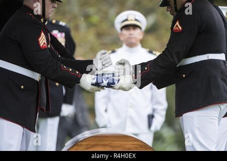Marines aus dem Marine Kaserne, Washington, D.C. (8 und I) die US-Flagge Falten als Teil der militärischen Ehren mit einer Beerdigung Beerdigung escort für vier Marines und einem Seemann, der während des Vietnam Krieges in Abschnitt 60 von Arlington National Cemetery, Arlington, Virginia, Sept. 27, 2018 starb. Denen, die in einer Gruppe Beerdigung repatriiert wurden Kapitän John House, II; Lance Cpl. John Killen, III; Cpl. Glyn Runnels, Jr.; und Lance Cpl. Merlin Allen, allen US Marine Corps, sowie U.S. Navy Hospital Corpsman Michael Judd. Von der Verteidigung POW/MIA Accounting Agentur News Release: Juni 30, 1967, Haus, w Stockfoto