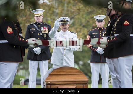 U.S. Navy Chaplain (Lt.) Eduardo Amora gibt Erläuterungen während der Gruppe Beerdigung von vier Marines und einem Seemann, der während des Vietnam Krieges in Abschnitt 60 von Arlington National Cemetery, Arlington, Virginia, Sept. 27, 2018 starb. Denen, die in einer Gruppe Beerdigung repatriiert wurden Kapitän John House, II; Lance Cpl. John Killen, III; Cpl. Glyn Runnels, Jr.; und Lance Cpl. Merlin Allen, allen US Marine Corps, sowie U.S. Navy Hospital Corpsman Michael Judd. Von der Verteidigung POW/MIA Accounting Agentur News Release: Juni 30, 1967, Haus wurde der Pilot einer CH-46 Sea Knight ein Hubschrauber, der mit drei Stockfoto
