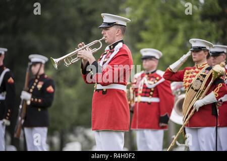 Ein hornist aus dem United States Marine Band", klingt der Präsident der eigenen 'Hähne als Teil der militärischen Ehren mit einer Beerdigung Beerdigung escort für vier Marines und einem Seemann, der während des Vietnam Krieges in Abschnitt 60 von Arlington National Cemetery, Arlington, Virginia, Sept. 27, 2018 starb. Denen, die in einer Gruppe Beerdigung repatriiert wurden Kapitän John House, II; Lance Cpl. John Killen, III; Cpl. Glyn Runnels, Jr.; und Lance Cpl. Merlin Allen, allen US Marine Corps, sowie U.S. Navy Hospital Corpsman Michael Judd. Von der Verteidigung POW/MIA Accounting Agentur News Release: Juni 30, 1967, Haus wurde Stockfoto