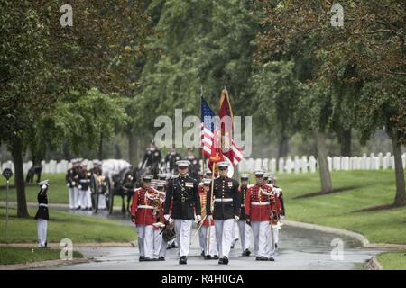 Marines aus dem Marine Kaserne, Washington, D.C. (8 und I), das United States Marine Band", "der Präsident selbst', und die 3d-US Infanterie Regiment (Alte Garde) Caisson Platoon führen militärische Ehren mit einer Beerdigung Beerdigung escort für vier Marines und einem Seemann, der während des Vietnam Krieges in Abschnitt 60 von Arlington National Cemetery, Arlington, Virginia, Sept. 27, 2018 starb. Denen, die in einer Gruppe Beerdigung repatriiert wurden Kapitän John House, II; Lance Cpl. John Killen, III; Cpl. Glyn Runnels, Jr.; und Lance Cpl. Merlin Allen, allen US Marine Corps, sowie U.S. Navy Hospital Corpsman Michael Stockfoto