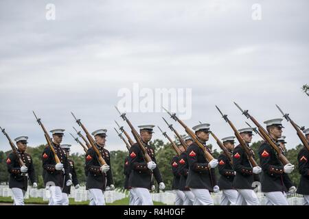 Marines aus dem Marine Kaserne, Washington, D.C. (8 und I) Durchführung von militärischen Ehren mit einer Beerdigung Beerdigung escort für vier Marines und einem Seemann, der während des Vietnam Krieges in Abschnitt 60 von Arlington National Cemetery, Arlington, Virginia, Sept. 27, 2018 starb. Denen, die in einer Gruppe Beerdigung repatriiert wurden Kapitän John House, II; Lance Cpl. John Killen, III; Cpl. Glyn Runnels, Jr.; und Lance Cpl. Merlin Allen, allen US Marine Corps, sowie U.S. Navy Hospital Corpsman Michael Judd. Von der Verteidigung POW/MIA Accounting Agentur News Release: Juni 30, 1967, Haus wurde der Pilot einer CH-4 Stockfoto