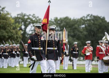 Marines aus dem Marine Kaserne, Washington, D.C. (8 und I) und die United States Marine Band", "der Präsident selbst durchzuführen, "militärischen Ehren mit einer Beerdigung Beerdigung escort für vier Marines und einem Seemann, der während des Vietnam Krieges in Abschnitt 60 von Arlington National Cemetery, Arlington, Virginia, Sept. 27, 2018 starb. Denen, die in einer Gruppe Beerdigung repatriiert wurden Kapitän John House, II; Lance Cpl. John Killen, III; Cpl. Glyn Runnels, Jr.; und Lance Cpl. Merlin Allen, allen US Marine Corps, sowie U.S. Navy Hospital Corpsman Michael Judd. Von der Verteidigung POW/MIA Accounting Agentur News Stockfoto