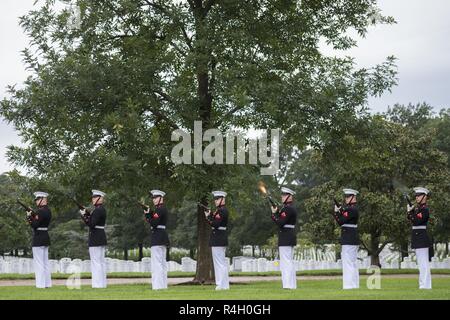 Die Entlassung aus der Marine Kaserne, Washington, D.C. (8 und I) feuert eine Drei-volley Gewehr als Teil der militärischen Ehren mit einer Beerdigung Beerdigung escort für vier Marines und einem Seemann, der während des Vietnam Krieges in Abschnitt 60 von Arlington National Cemetery, Arlington, Virginia, Sept. 27, 2018 starb. Denen, die in einer Gruppe Beerdigung repatriiert wurden Kapitän John House, II; Lance Cpl. John Killen, III; Cpl. Glyn Runnels, Jr.; und Lance Cpl. Merlin Allen, allen US Marine Corps, sowie U.S. Navy Hospital Corpsman Michael Judd. Von der Verteidigung POW/MIA Accounting Agentur News Release: Juni Stockfoto