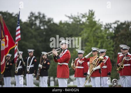 Ein hornist aus dem United States Marine Band", klingt der Präsident der eigenen 'Hähne als Teil der militärischen Ehren mit einer Beerdigung Beerdigung escort für vier Marines und einem Seemann, der während des Vietnam Krieges in Abschnitt 60 von Arlington National Cemetery, Arlington, Virginia, Sept. 27, 2018 starb. Denen, die in einer Gruppe Beerdigung repatriiert wurden Kapitän John House, II; Lance Cpl. John Killen, III; Cpl. Glyn Runnels, Jr.; und Lance Cpl. Merlin Allen, allen US Marine Corps, sowie U.S. Navy Hospital Corpsman Michael Judd. Von der Verteidigung POW/MIA Accounting Agentur News Release: Juni 30, 1967, Haus wurde Stockfoto