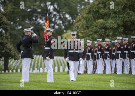 Marines aus dem Marine Kaserne, Washington, D.C. (8 und I) Durchführung von militärischen Ehren mit einer Beerdigung Beerdigung escort für vier Marines und einem Seemann, der während des Vietnam Krieges in Abschnitt 60 von Arlington National Cemetery, Arlington, Virginia, Sept. 27, 2018 starb. Denen, die in einer Gruppe Beerdigung repatriiert wurden Kapitän John House, II; Lance Cpl. John Killen, III; Cpl. Glyn Runnels, Jr.; und Lance Cpl. Merlin Allen, allen US Marine Corps, sowie U.S. Navy Hospital Corpsman Michael Judd. Von der Verteidigung POW/MIA Accounting Agentur News Release: Juni 30, 1967, Haus wurde der Pilot einer CH-4 Stockfoto