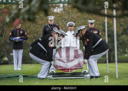 Marines aus dem Marine Kaserne, Washington, D.C. (8 und I), das United States Marine Band", "der Präsident selbst', und die 3d-US Infanterie Regiment (Alte Garde) Caisson Platoon führen militärische Ehren mit einer Beerdigung Beerdigung escort für vier Marines und einem Seemann, der während des Vietnam Krieges in Abschnitt 60 von Arlington National Cemetery, Arlington, Virginia, Sept. 27, 2018 starb. Denen, die in einer Gruppe Beerdigung repatriiert wurden Kapitän John House, II; Lance Cpl. John Killen, III; Cpl. Glyn Runnels, Jr.; und Lance Cpl. Merlin Allen, allen US Marine Corps, sowie U.S. Navy Hospital Corpsman Michael Stockfoto