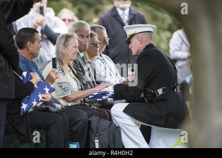 Rebecca Bailey, der Schwester des US Marine Corps Lance Cpl. John Killen, erhielt die US-Flagge während Killen's Funeral in Abschnitt 60 von Arlington National Cemetery, Arlington, Virginia, Sept. 27, 2018. Killen war ein Teil einer Gruppe Beerdigung Rückführung mit Kapitän John House, II; Lance Cpl. John Killen, III; Cpl. Glyn Runnels, Jr.; und Lance Cpl. Merlin Allen, allen US Marine Corps, sowie U.S. Navy Hospital Corpsman Michael Judd. Von der Verteidigung POW/MIA Accounting Agentur News Release: Juni 30, 1967, Haus wurde der Pilot einer CH-46 Sea Knight ein Hubschrauber, der mit drei anderen Besatzungsmitglieder, Stockfoto