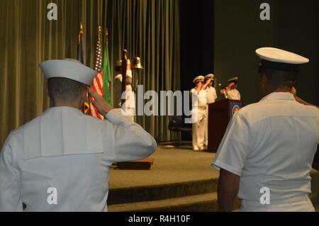 KEYPORT, Washington (Sept. 27, 2018) Segler aus Naval Base Kitsap render Salut zu Ehren der Gefallenen aktiv-Mitgliedern während der Glocken in ganz Amerika Zeremonie. Glocken in ganz Amerika ist am letzten Donnerstag im September statt den Service für Mitglieder, die während der Pflicht gefallen sind zu ehren. Stockfoto