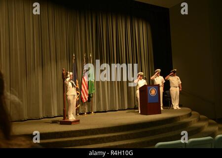 NAVAL BASE KITSAP - KEYPORT, Washington (Sept. 27, 2018) Segler aus Naval Base Kitsap render Salut zu Ehren der Gefallenen aktiv-Mitgliedern während der Glocken in ganz Amerika Zeremonie. Glocken in ganz Amerika ist am letzten Donnerstag im September statt den Service für Mitglieder, die während der Pflicht gefallen sind zu ehren. Stockfoto