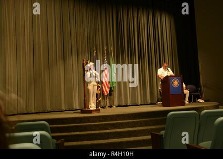 KEYPORT, Washington (Sept. 27, 2018) der Bootsmann Mate 2. Klasse desirae Stern, von Naval Base Kitsap, Ringe die Messing Glocke zu Ehren der Gefallenen aktiv-Mitgliedern während der Glocken in ganz Amerika Zeremonie. Glocken in ganz Amerika ist am letzten Donnerstag im September statt den Service für Mitglieder, die während der Pflicht gefallen sind zu ehren. Stockfoto