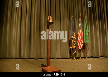 KEYPORT, Washington (Sept. 27, 2018) eine Messing Glocke wird zu Ehren der Gefallenen aktiv-Mitglieder angerufen, während die Glocken in ganz Amerika Zeremonie. Glocken in ganz Amerika ist am letzten Donnerstag im September statt den Service für Mitglieder, die während der Pflicht gefallen sind zu ehren. Stockfoto