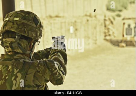 Us-Armee Soldaten zu TF Schicksal zugewiesen Gemeinsam mit Soldaten aus dem 4. Infanterie Division Bereich Operationen am Flughafen Bagram, Afghanistan Sept. 28, 2018. Soldaten auf Null gestellt und der Ihnen zugewiesenen Waffen qualifiziert, der M4 Carbine, M 9 und M 17 Pistolen. Treffsicherheit ist wichtig für den Einzelnen und der Bereitschaft. Stockfoto