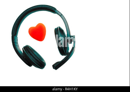 Schwarz und Grün Headset, Kopfhörer mit Mikrofon und roten Herzen isoliert auf weißem Hintergrund. Center, Technische Unterstützung, Liebe, Valentinstag, Stockfoto