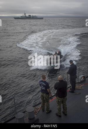 Atlantischer Ozean (Sept. 29, 2018) Royal Canadian Navy Sailors zu den Halifax zugewiesen-Klasse Fregatte HMCS Toronto (FFH 333) Ansatz der Ticonderoga-Klasse geführte-missile Cruiser USS Stadt Hue (CG66) während einer boarding Szenario Übung an Bord der Stadt Hue. Stadt Hue ist derzeit auf einem planmäßigen Einsatz unterwegs. Stockfoto