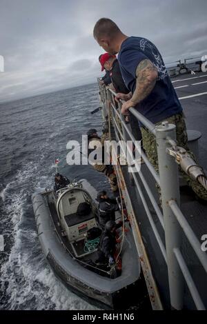 Atlantischer Ozean (Sept. 29, 2018) Royal Canadian Navy Sailors zu den Halifax zugewiesen-Klasse Fregatte HMCS Toronto (FFH 333) Board die Ticonderoga-Klasse geführte-missile Cruiser USS Stadt Hue (CG66) während einer boarding Szenario Übung an Bord der Stadt Hue. Stadt Hue ist derzeit auf einem planmäßigen Einsatz unterwegs. Stockfoto