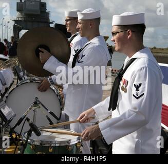 PORT Canaveral, Florida (Sept. 29, 2018) Die Marine Band Südosten führt während der Inbetriebnahme Zeremonie der USS Indiana (SSN 789). Indiana ist der U.S. Navy 16 Virginia-Klasse schnell-Angriffs-U-Boot und das dritte Schiff für den Bundesstaat Indiana benannt. Stockfoto