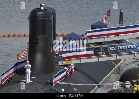 PORT Canaveral, Florida (Sept. 29, 2018) Segler heben den Union Jack und den Nationalen Ensign während der Inbetriebnahme Zeremonie der USS Indiana (SSN 789). Segler hoist Flaggen während eines US Navy u-boot Inbetriebnahme Zeremonie am September 29, 2018 in Cape Canaveral Air Station, Florida. USS Indiana ist der U.S. Navy 16 Virginia-Klasse schnell-Angriffs-U-Boot und das dritte Schiff für den Bundesstaat Indiana benannt. Stockfoto