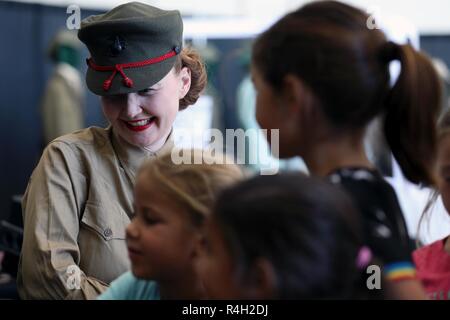 Sara Tellez, ein Mitglied der AWRS-7 Lady Marines und lehrt Kinder, wie ein WWII ära Radio während der 2018 Marine Corps Air Station Miramar Air Show Sept. 29 zu betreiben. In diesem Jahr ehrt "100 Jahre Frauen in der Marine Corps" durch mehrere Aufführungen und zeigt, dass die Leistungen und Meilensteine Frauen seit der ersten weiblichen enlistee, Opha kann Johnson, der den Dienst im Jahr 1918 beigetreten sind. Stockfoto