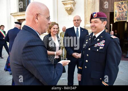 Von links: Dr. Giuseppe Petronzi, Vicenza Polizeichef, erfüllt die U.S. Army Maj. Timothy C. Hanrahan, 173Rd Airborne Brigade, während das Fest des Hl. Michael an der Kirche Santa Maria dei Servi, Vicenza, Italien, Sept. 28, 2018. St. Michael ist der Patron für beide Fallschirmjäger und italienischen Ordnungskräfte. Stockfoto