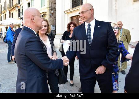 Von links: Dr. Giuseppe Petronzi, Vicenza Polizeichef, erfüllt die US-Armee Herr Frank W. landet, Stellvertretender Garrison Commander Italien, während das Fest des Hl. Michael an der Kirche Santa Maria dei Servi, Vicenza, Italien, Sept. 28, 2018. St. Michael ist der Patron für beide Fallschirmjäger und italienischen Ordnungskräfte. Stockfoto