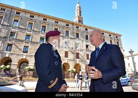 Dr. Giuseppe Petronzi, Vicenza Polizeichef (rechts), rede mit US-Armee Maj. Timothy C. Hanrahan, 173Rd Airborne Brigade (links), während das Fest des Hl. Michael an der Kirche Santa Maria dei Servi, Vicenza, Italien, Sept. 28, 2018. St. Michael ist der Patron für beide Fallschirmjäger und italienischen Ordnungskräfte. Stockfoto