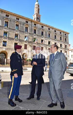 Dr. Giuseppe Petronzi, Vicenza Polizeichef (Mitte), rede mit US-Armee Maj. Timothy C. Hanrahan, 173Rd Airborne Brigade (links) und Dr. Umberto Guidato Präfekt von Vicenza, während das Fest des Hl. Michael an der Kirche Santa Maria dei Servi, Vicenza, Italien, Sept. 28, 2018. St. Michael ist der Patron für beide Fallschirmjäger und italienischen Ordnungskräfte. Stockfoto