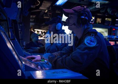 Atlantischer Ozean (Sept. 30, 2018) Royal Canadian Navy Leutnant James McGuigan (Vordergrund) und Kapitän Kevin Doyle unterstützen in ein Übung an Bord Ticonderoga-Klasse geführte-missile Cruiser USS Stadt Hue (CG66). Stadt Hue ist derzeit auf einem planmäßigen Einsatz unterwegs. Stockfoto