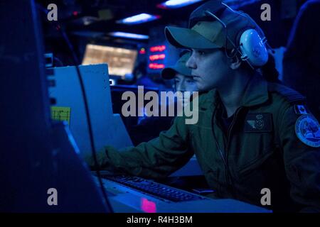 Atlantischer Ozean (Sept. 30, 2018) Royal Canadian Navy Leutnant Ashley Zen (Vordergrund) und der US-Marine Operations Specialist 1. Klasse Jeremy Ables Unterstützung bei betrieblicher Übung an Bord Ticonderoga-Klasse geführte-missile Cruiser USS Stadt Hue (CG66). Stadt Hue ist derzeit auf einem planmäßigen Einsatz unterwegs. Stockfoto