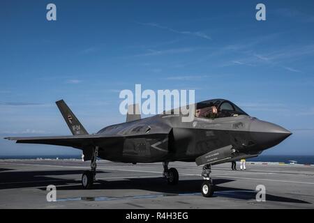 Eine F-35B Blitz II Jet an Bord der HMS Queen Elizabeth nach der ersten Landung im späten September 2018. Stockfoto