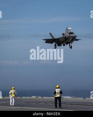 Royal Navy Cmdr. Nathan Gray, Test Pilot mit der F-35 integrierten Test Kraft am NAS Patuxent River, Maryland, landet mit seinem B F-35 Lightning II Jet an Bord der HMS Queen Elizabeth. Stockfoto