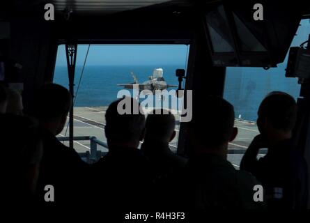 Beobachter von der Brücke Zeugnis Royal Navy Cmdr. Nathan Gray Landung seiner F-35 B Blitz II Jet an Bord der HMS Queen Elizabeth für die Erste Klasse Flug Studien (Fixed-wing) Ende September 2018. Stockfoto