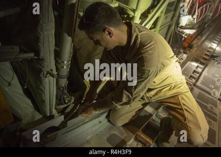 Unbekannten ORT, Südwesten Asien - US Marine Corps Cpl. Charles Peck, ein flugwerke Betreuer mit Marine Antenne Refueler Transport Squadron 352, Special Purpose Marine Air-Ground Task Force angebracht, Krise Response-Central Befehl, kontrolliert die Rampe von der C-130 J Hercules vor der Durchführung einer simulierten Antenne Stromversorgung drop Übung, Sept. 22, 2018. Die übung Marines die Möglichkeit zu halten und ihre Leistungsfähigkeit Antenne Stromversorgung Tropfen zur Unterstützung der Reaktion auf Krisen in der Region zu verbessern. Stockfoto