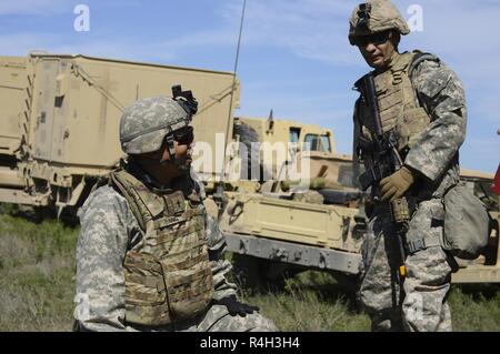 CH (MAJ) Christian Bang, brigade Kaplan, 3. gepanzerte Brigade Combat Team, 1.Kavallerie Division, Kontrollen auf die Soldaten der Bravo Co, 2nd Battalion, 7th Cavalry Regiment, 3 ABCT, 1 CD, dass ihre Moral und geistige Eignung Anforderungen erfüllt werden, bei gleichzeitiger Unterstützung der Pegasus Schmiede III im Norden Fort Hood Training Bereich. Stockfoto