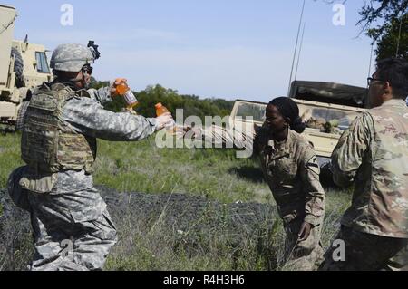 CH (MAJ) Christian Bang, brigade Kaplan, 3. gepanzerte Brigade Combat Team, 1.Kavallerie Division, führt "Schlachtfeld Zirkulation' durch die Bereitstellung einfacher Komfort, während die Soldaten der Bravo Co, 2nd Battalion, 7th Cavalry Regiment, 3 ABCT, 1 CD zur Unterstützung von Pegasus Schmiede III im Norden Fort Hood Training Bereich. Stockfoto
