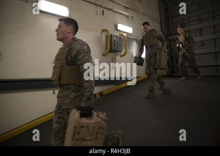 Mittelmeer (Sept. 30, 2018) Cpl. Daniel Metz, Links, Sgt. Levi Robinson, Mitte, und Sgt. Robert Sturm, alle Marines mit dem 13 Marine Expeditionary Unit (MEU), Teilnahme an einer Neuversorgung für körperliches Training während einer Marine Corps Martial Arts Programm Klasse an Bord der San Antonio-Klasse amphibious Transport dock USS Anchorage LPD (23), Sept. 30, 2018. Anchorage und schiffte sich 13 MEU sind in die USA 6 Flotte Bereich arbeiten wie eine Krise Response Force zur Unterstützung der regionalen Partner sowie bereitgestellt die nationale Sicherheit der USA Interessen in Europa und in Afrika zu fördern. Stockfoto