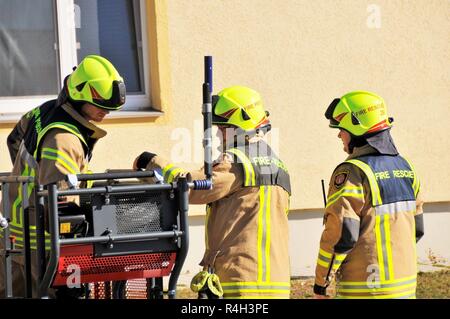 Us-Armee die zivilen Feuerwehrmänner zugeordnet U.S. Army Garrison Ansbach die Evakuierung und die Rettungsmaßnahmen, bei Katterbach Kaserne, Deutschland, Sept. 27, 2018 demonstrieren. Stockfoto