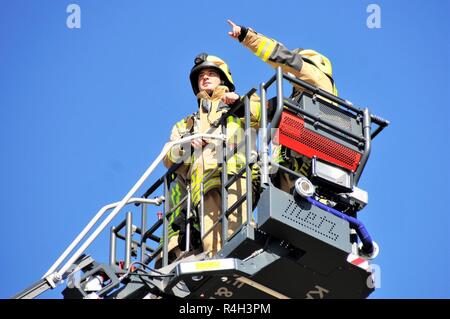 Us-Armee die zivilen Feuerwehrmänner zugeordnet U.S. Army Garrison Ansbach die Evakuierung und die Rettungsmaßnahmen, bei Katterbach Kaserne, Deutschland, Sept. 27, 2018 demonstrieren. Stockfoto