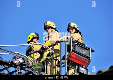 Zivile Feuerwehrmänner Andreas Vogel, Links, Jonas Grossmueller, Mitte, und Henrik Maurer, Rechts, von der Feuerwehr Ansbach die Evakuierung und die Rettungsmaßnahmen, bei Katterbach Kaserne, Deutschland, Sept. 27, 2018 demonstrieren. Stockfoto