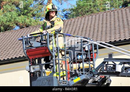 Zivile Feuerwehrmann Andreas Vogel, der Feuerwehr Ansbach zugeordnet zeigt die Evakuierung und die Rettungsmaßnahmen, bei Katterbach Kaserne, Deutschland, Sept. 27, 2018. Stockfoto