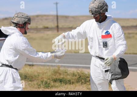 Soldaten aus nuklearen Invalidisierung Team 2 20 CBRNE-Befehl des, aus Aberdeen Proving Ground, Md., und der Befehl Gefahr Antwort Platoon, 51 Unternehmen der chemischen Industrie, Fort Stewart Ga., das aus dem Boden Kollektion Team der Nationalen Technischen nukleare forensische (NTNF) Sammlung Task Force (GCTF) als Teil der Übung Prominente Jagd. Boden Kollektion Team Mitglieder sammeln und Schmutz während der Übung Prominente Jagd, die in der Nähe von Colorado Springs und Pueblo, Colo., Sept. 17-21, 2018 stattfand. Boden Kollektion Team Mitglieder sind verantwortlich für das Sammeln von Ablagerungen nach einem NUCL Stockfoto